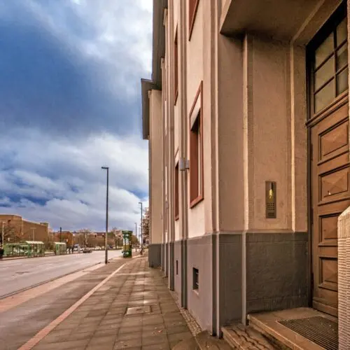 Straße mit Gebäudewand und Himmel